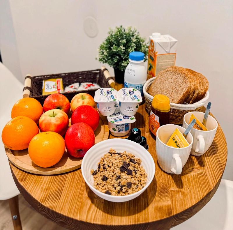 Sunshine Getaway - Stylish Studio in the Heart of Nice — отель с удобствами в Николь