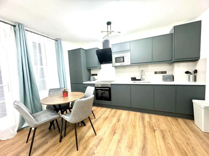 City Centre One Bedroom Apartment Next to Station, Newly Renovated — отель с удобствами в Лондоне