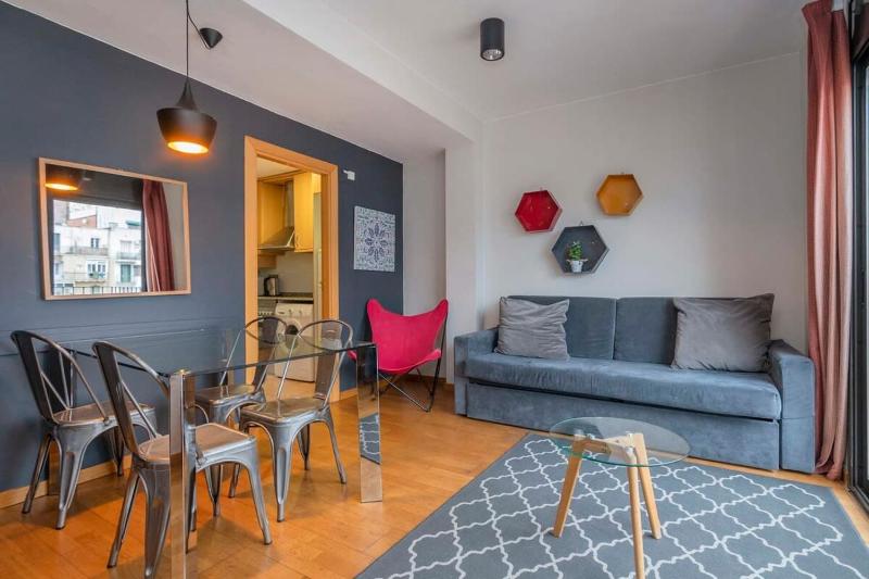 Modern and bright apartment in Eixample 5-1 — комфортный отель в Барселоне