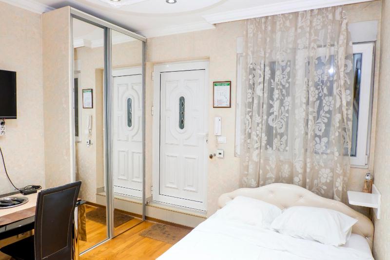 Tina's apartment — забронировать отель в Белграде