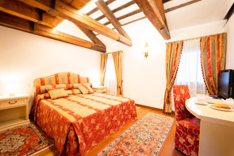 Furlani Apartments — забронировать отель в Венеции
