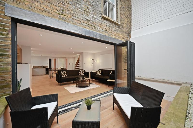 Цены на Stunning 2 Bed basement flat in Hammersmith в Лондоне