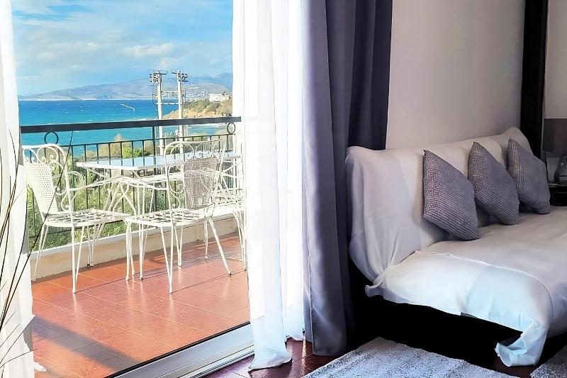 Pool & Seaview apartment beachside — отель с удобствами в Афины
