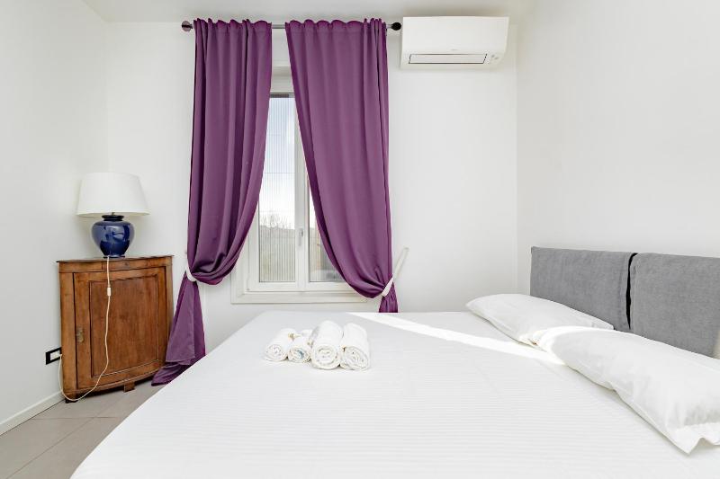 Xenia Apartments - Quiet and cozy two-room apartment — отель с удобствами в Милане
