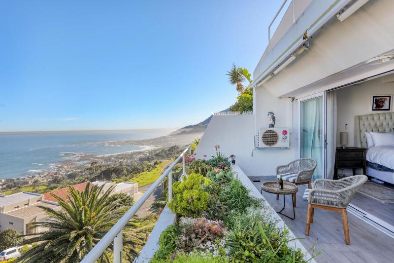 Bella Vista Camps Bay - Apt with Ocean Views — отель в Кейптауне, Южноафриканская Республика