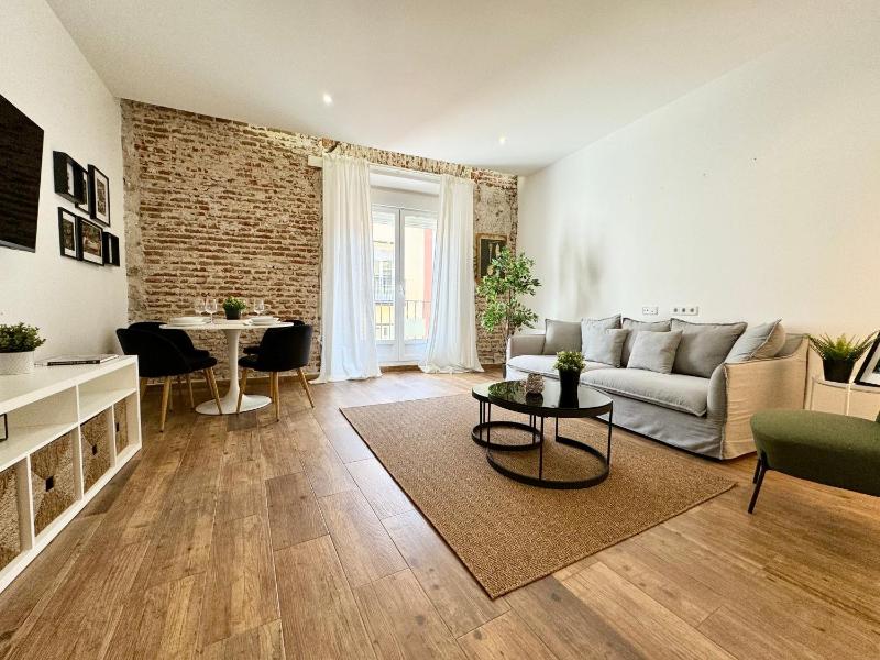 Chueca Stylish Flat 2BD in the City Center+Balcony — забронировать отель в Мадриде