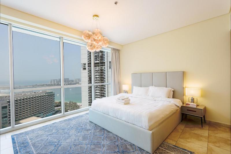 Heart of JBR - Al Fattan Marine Tower 3 bedroom En-Suite plus Maid with Sea View — забронировать отель в Дубае