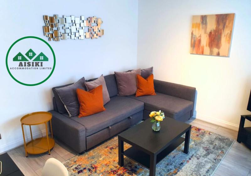 FW Haute Apartments at Wembley, Ground Floor 2 Bedroom and 1 Bathroom Flat, King or Twin beds and Double bed with FREE WIFI and PARKING — отель с удобным расположением в Лондоне