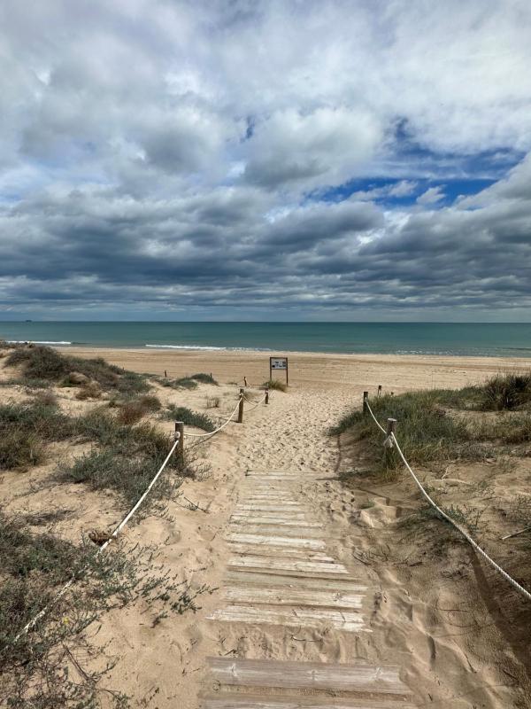 Chalet adosado en la playa de El Perellonet con piscina, pista tenis — комфортный отель в Валенсии