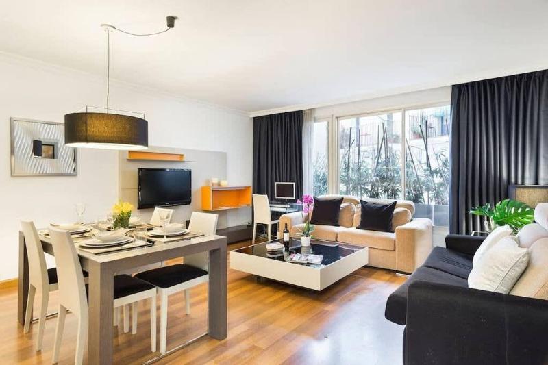 Central and Elegant 4 Bedroom by Placa Catalunya — отель в Барселоне, Испания
