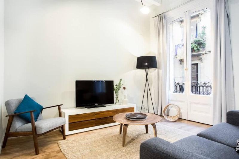 Bright and modern 4bedroom with terrace in Las Ramblas P2 — отель с удобствами в Барселоне