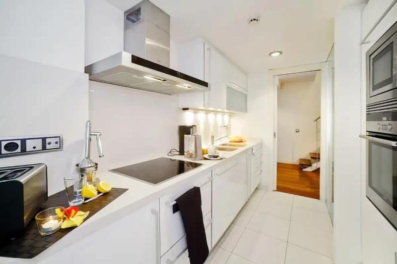Luxury Duplex Apartment in the Heart of Barcelona — отель с удобствами в Барселоне