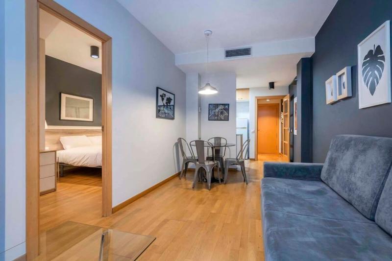 Modern and bright apartment in Eixample 1-3 — отель с удобствами в Барселоне