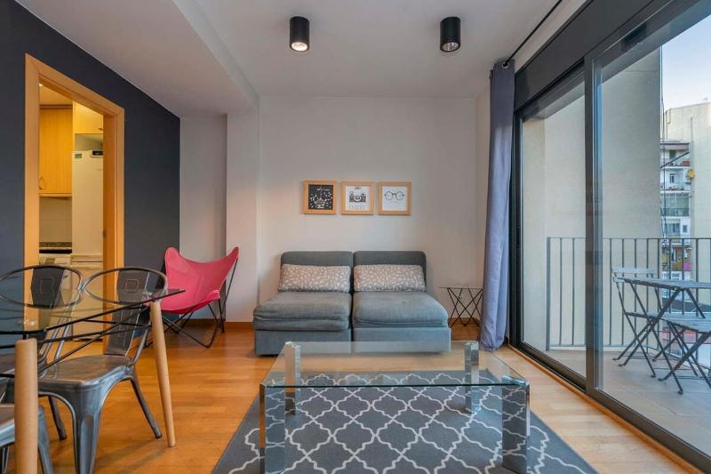 Цены на Modern and bright apartment in Eixample 3-1 в Барселоне