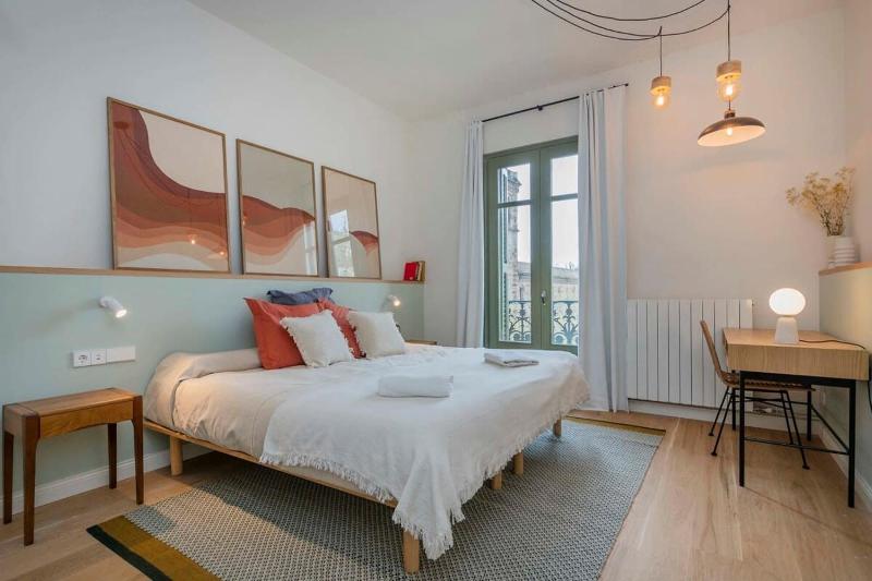 Amazing 5 bd 5 bathroom next to Plaza Catalunya — отель с удобным расположением в Барселоне
