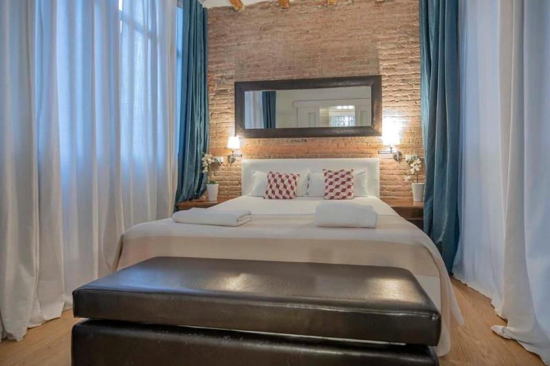 Exclusive 2 bedroom apartment in the city center — отель с удобным расположением в Барселоне