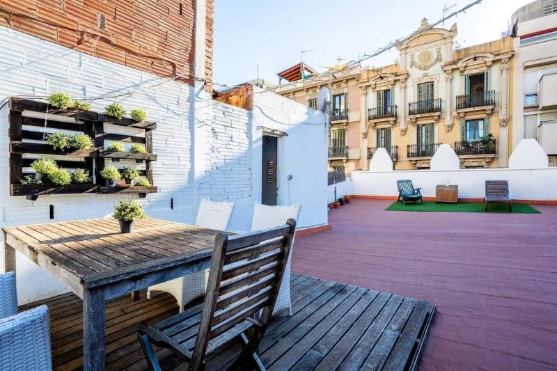 Private terrace Attico 3BD in Gran de Gracia — забронировать отель в Барселоне
