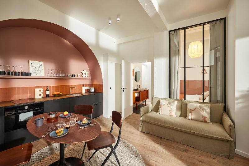 Cosy 1BR with outside space near Canal Saint Martin — отзывы гостей и цены
