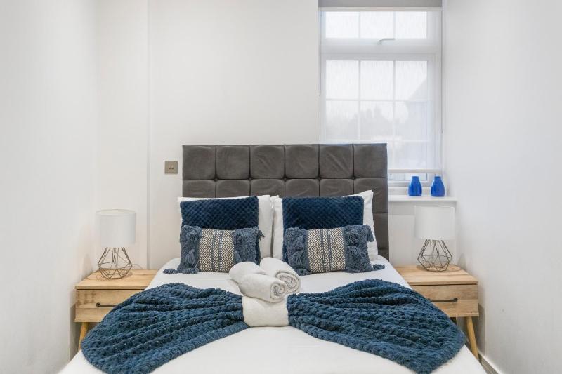 Welcoming and Spacious Apartment- Excellent Location — отель с удобным расположением в Лондоне