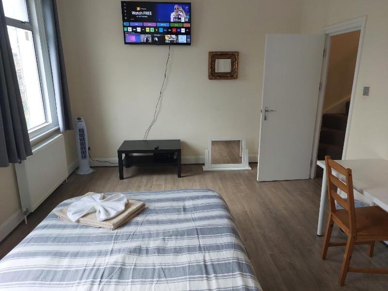 Family friendly 3 Bedroom Flat Zone 2 - children stay free! — забронировать отель в Лондоне