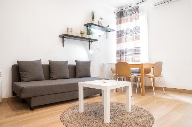 Renovado apartamento a 10 min del Aeropuerto y a 3 min de IFEMA — отель с удобным расположением в Мадриде