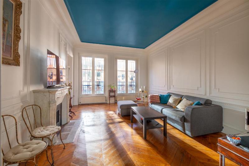 Цены на Nice 2-bedroom apartment located Porte Maillot, Paris 17, by Easyflat в Париже