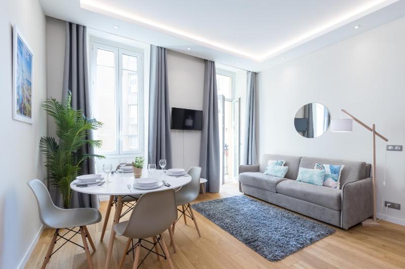 Brand New 1 Bdr Place du Pin — отель с удобствами в Николь