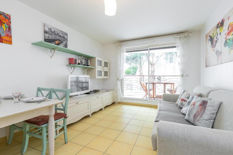 Nice 1 Bedroom downtown Carre d'Or with garage — отель с удобным расположением в Николь