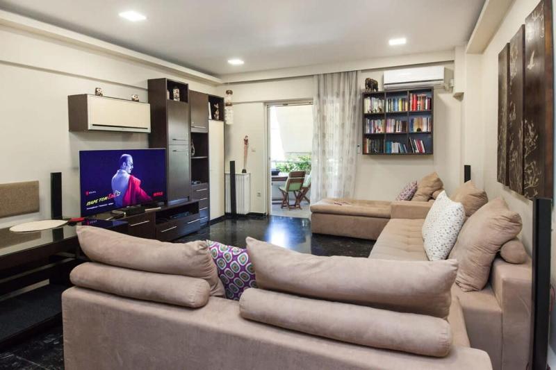 Charming Athinas House with Modern Touches — отель с удобным расположением в Афины