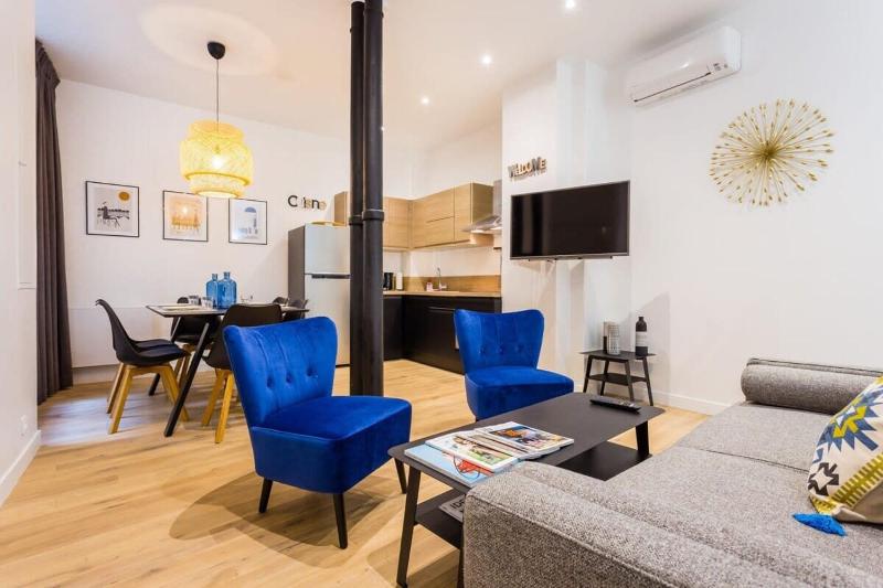 Цены на Charming apartment in the heart of Paris в Париже