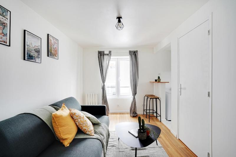 Цены на Cute studio in Bastille- Bail mobilite в Париже