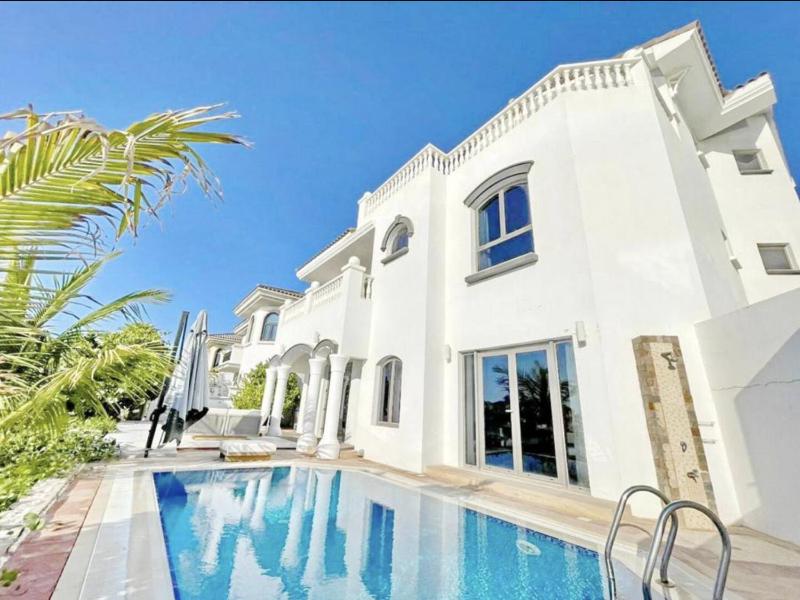 Stunnin Villa Manresa with Private Beach & Pool on Palm Island — комфортный отель в Дубае