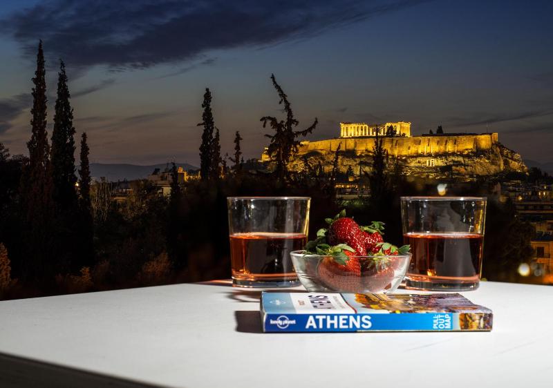 Stunning Acropolis View from a Sunny Renovated Apartment — отель с удобным расположением в Афины