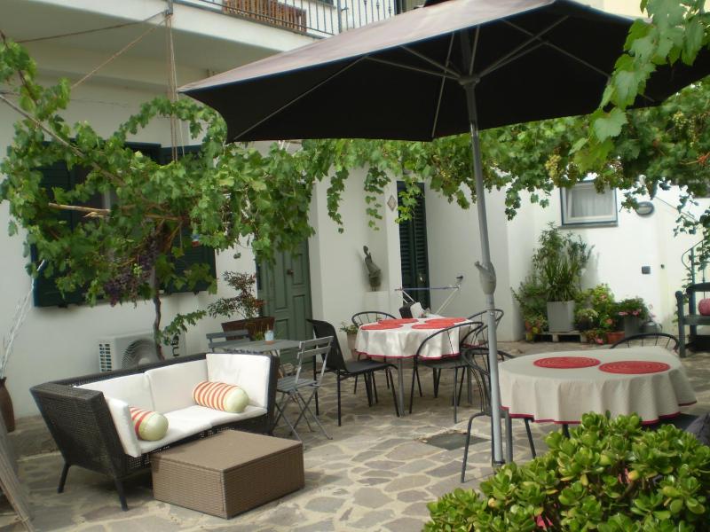 Giardino di Emilio a Marrubiu - B&B rustico con patio