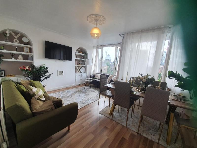 3Bed Flat with Balcony — отель с удобствами в Лондоне