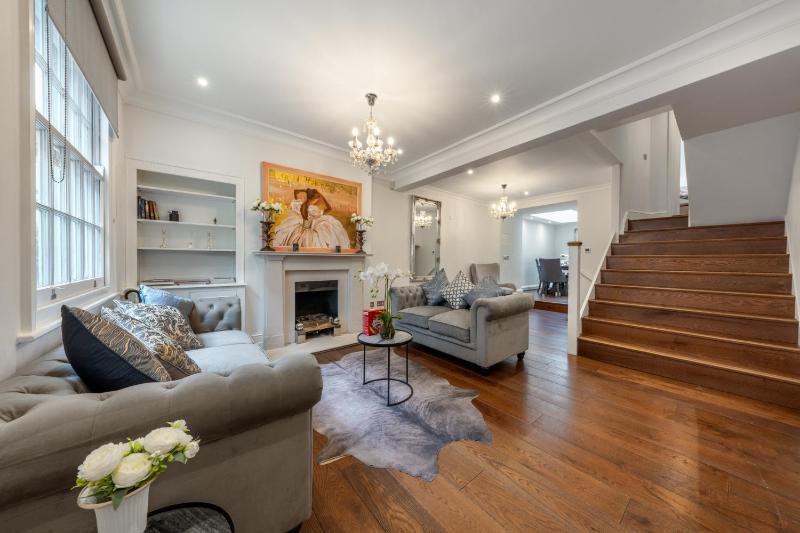 Цены на Stunning Knightsbridge Townhouse With Patio в Лондоне