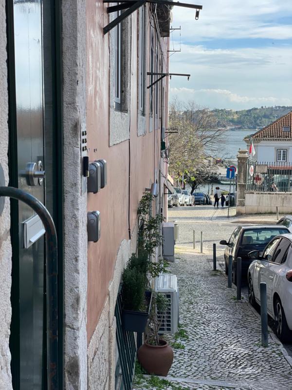 Lisbon's Gem: Moorish Arch Studio Near River Acces — забронировать отель в Лиссабоне