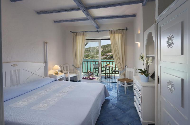 Club Hotel Baja Sardinia - Affascinante resort sul mare