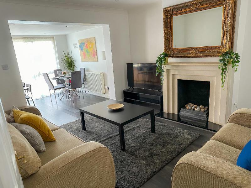 Modern four bedroom semi-detached house with off street parking 8 min drive to Wembley stadium, 5 miles to Central London — отель в Лондоне, Соединенное Королевство