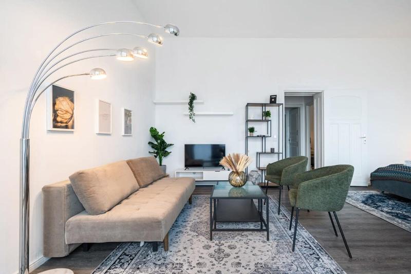 Homely Berlin - Spacious, Modern, S-Bahn Nearby I Cafe — отель с удобным расположением в Берлине