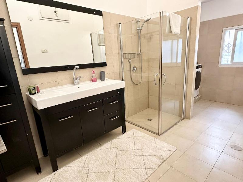 Garden apartment -Dizengoff Square, private garden — отзывы гостей и цены