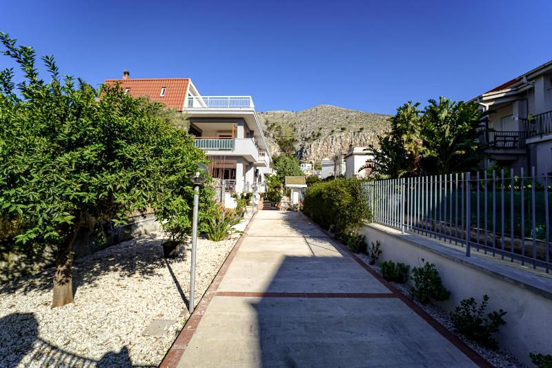 Lovely Villa, close to the beach — комфортный отель в Палермо