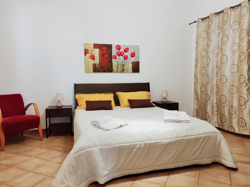 Chiara's Holiday House appartamento centro storico — забронировать отель в Палермо