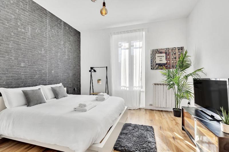 FREE PARKING New Apartment 15 min to Duomo — отель с удобным расположением в Милане