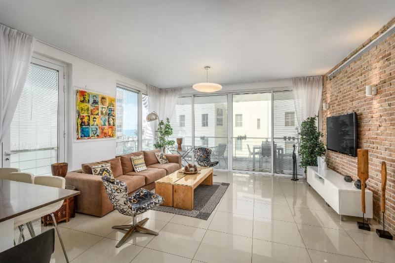 #Stunning 3BR/2BA Apt - Sea View — комфортный отель в Тель-Авиве