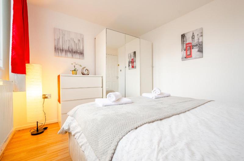 Serviced Apartment - Exel & O2 & Canning Town - home away from home — забронировать отель в Лондоне
