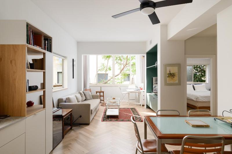 Цены на Exquisite Home on Rothschild Bld by FeelHome в Тель-Авиве