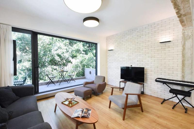 Цены на Design 2BR in Dizengoff st by HolyGuest в Тель-Авиве