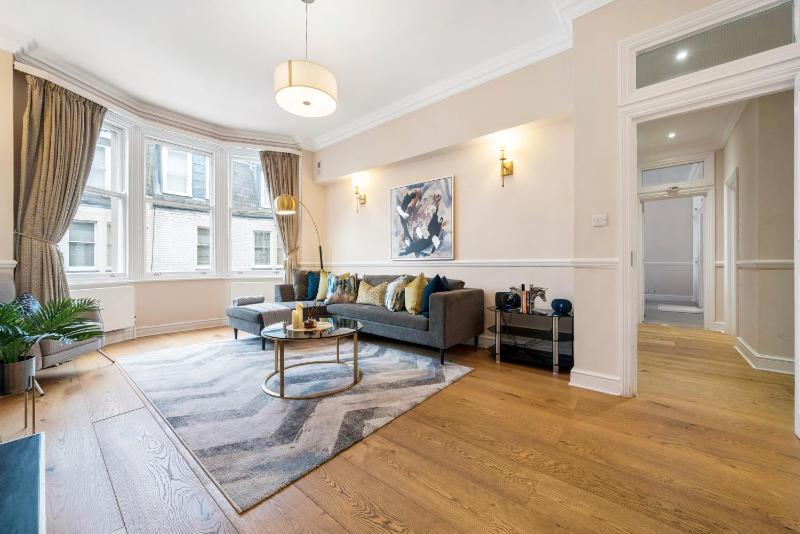 Spectacular 3 Bed in Berkeley Sq Mayfair — комфортный отель в Лондоне