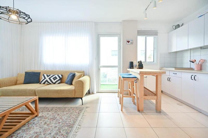 Cool & Fun 2BR in Rotshilde area by HolyGuest — отель с удобным расположением в Тель-Авиве